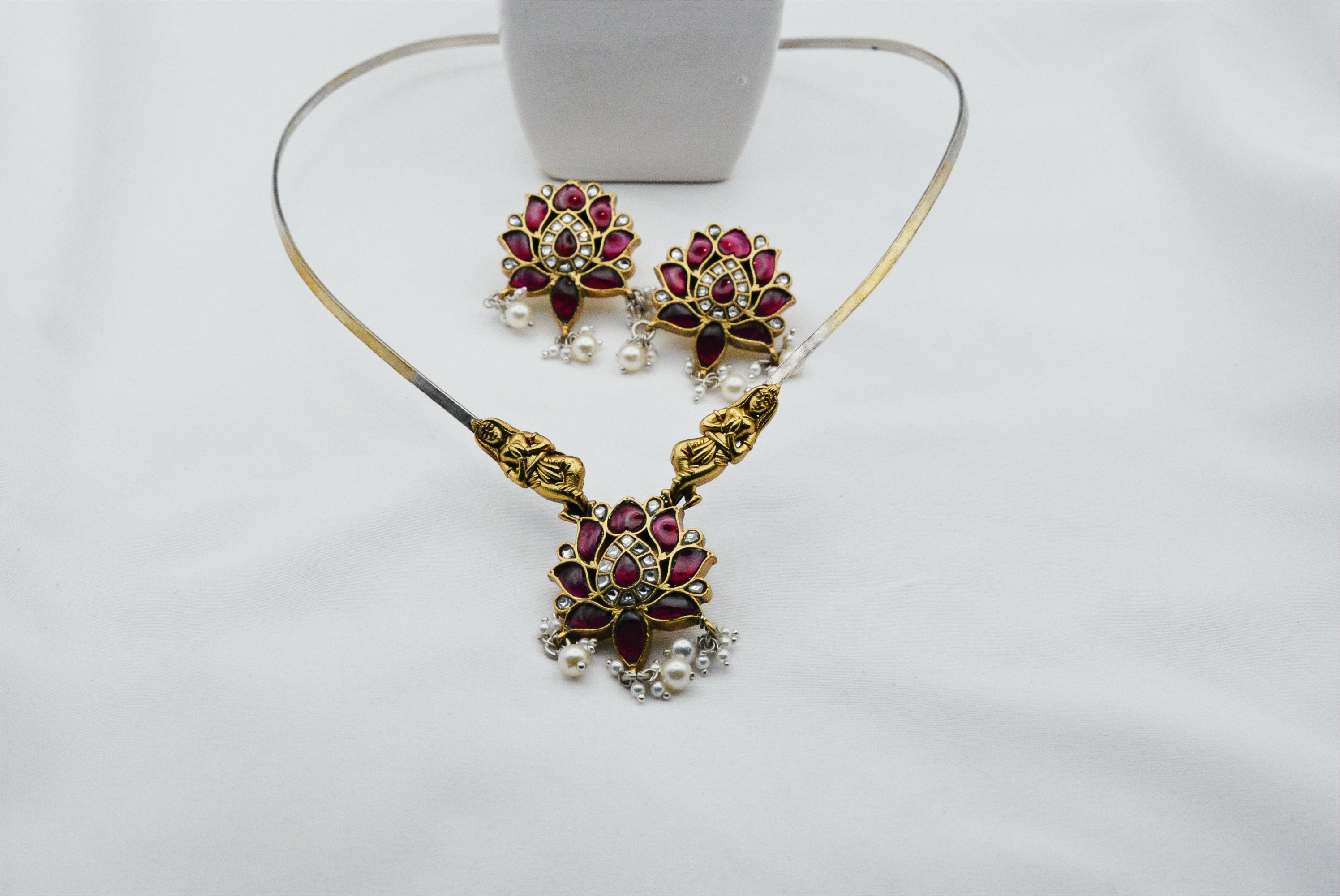 V Shape Kundan Hasli set image 0